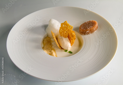 Obraz na płótnie Postre de helado de cuajada con caramelo de manzana y miel