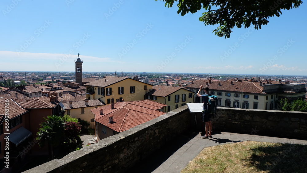 Wandersmann bestaunt Kirchturm in Bergamo Italien