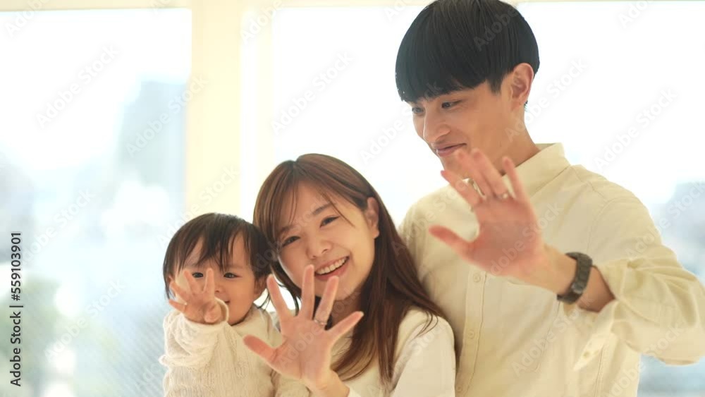 手を振る親子 手を振る親子