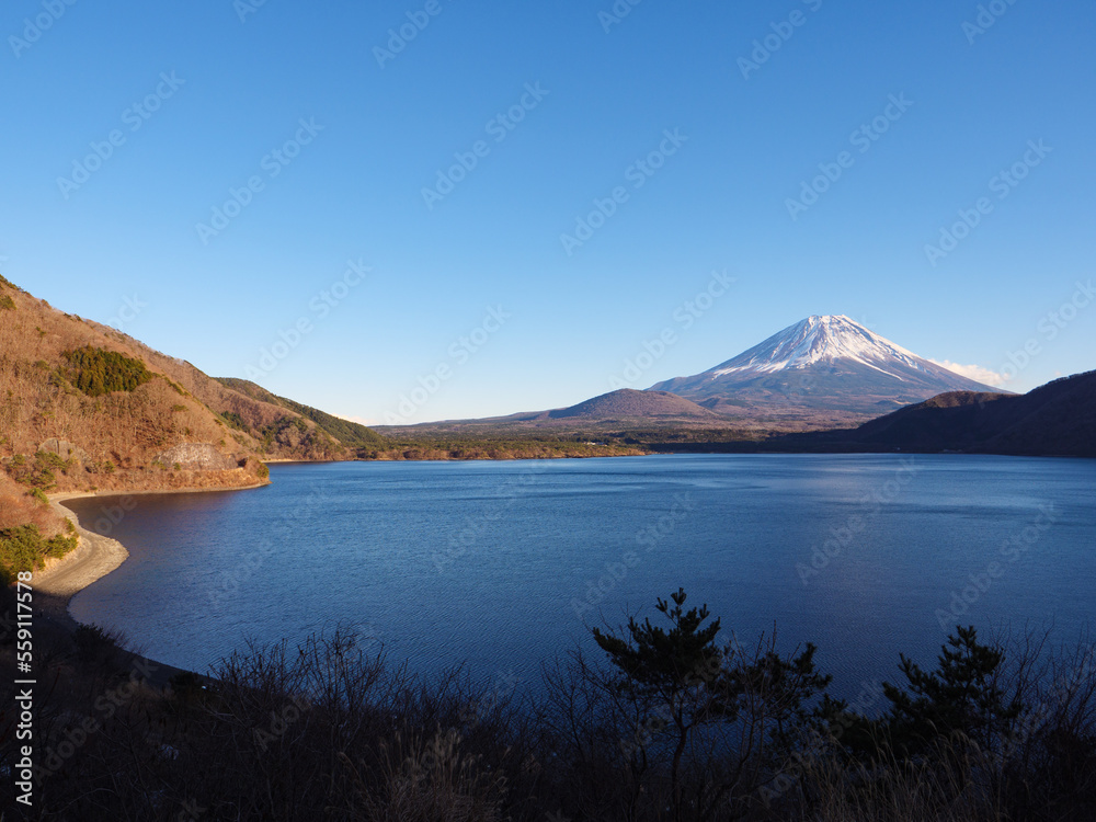 冬の本栖湖からの富士山　12月の夕景