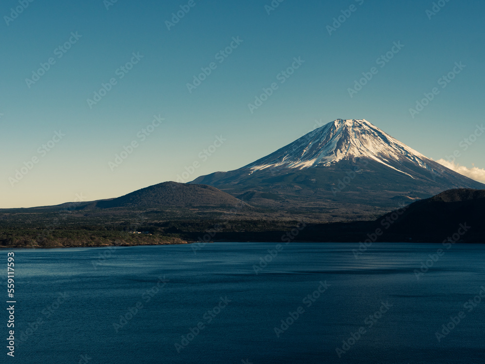 冬の本栖湖からの富士山　12月の夕景