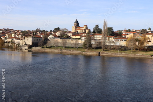 Vue d'ensemble du village le long de la rivière l'Allier, village de Pont du Château, département du Puy de Dome, France