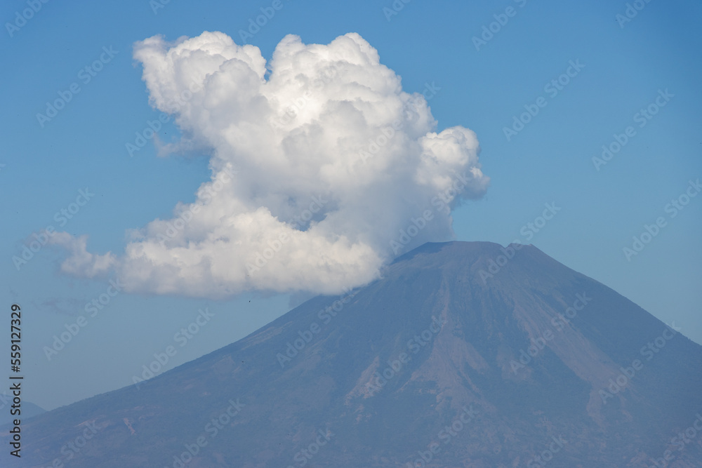 Obraz premium Chaparrastique volcano seen from Laguna Olomega in San Miguel, El Salvador