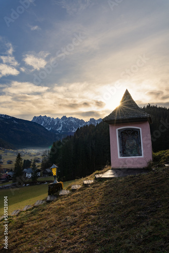 Kleine Kapelle mit Gebirgsmassiv im Gosautal