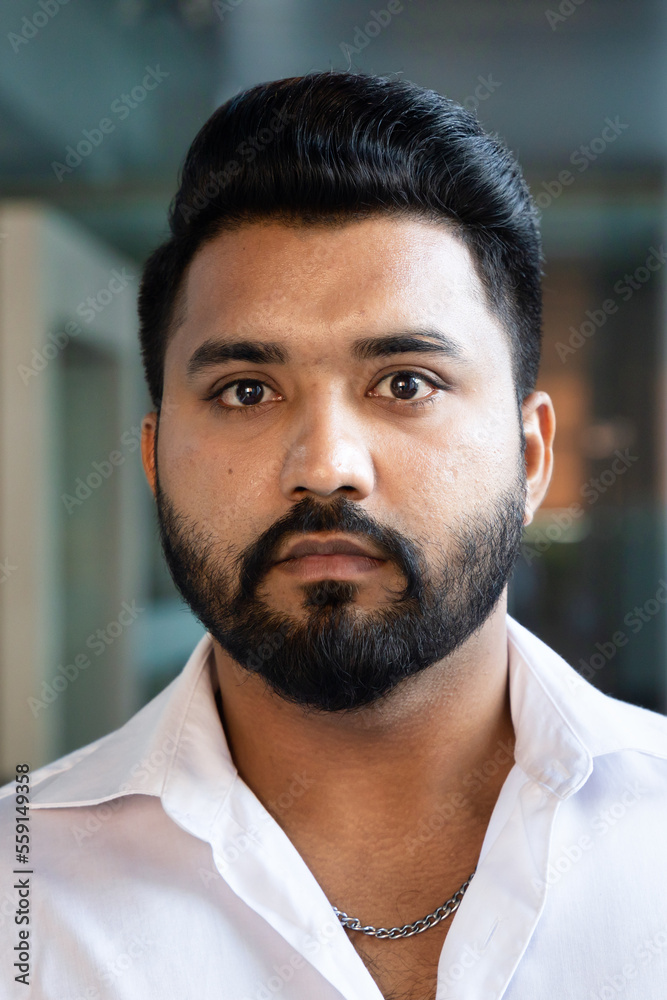 Obraz premium Upset and angry south asian, Indian office worker man looking at you