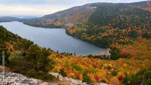 Fototapeta Naklejka Na Ścianę i Meble -  jordan pond in acadia national park (from the bubbles)