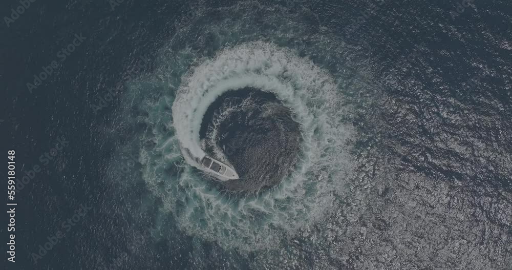 Barco yate de lujo navegando en el mar (Mallorca) Dron / drone DJI Mavic 3 cine (D LOG PARA EDICION DE COLOR PROFESIONAL)
