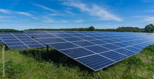 Solarpark  mit Solarpaneelen in einer Reihe in der Nähe von Lübz