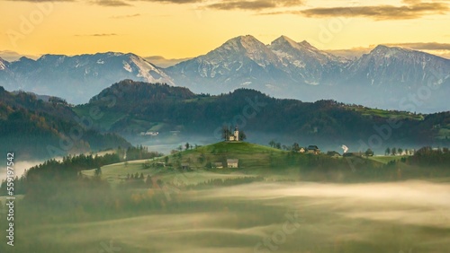 Alpy Słowenia kościół na tle gór 