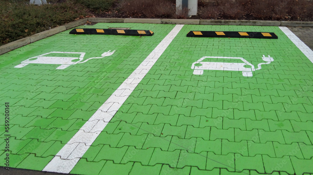 In grüner Farbe gehaltener Parkplatz für Elektroautos