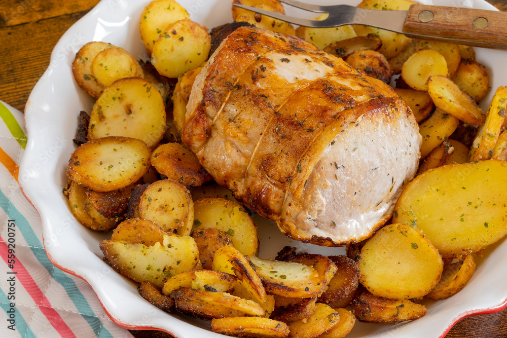 Fotka „rôti de porc et pommes de terre à la sarladaise dans un plat“ ze
