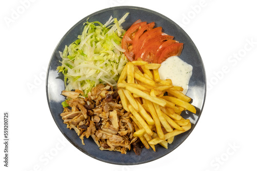 assiette de kebab et frites en gros plan, isolé sur un fond blanc