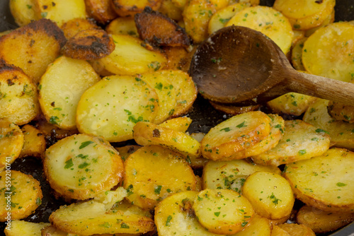 Pommes de terre Sarladaise en cours de cuisson dans une poêle