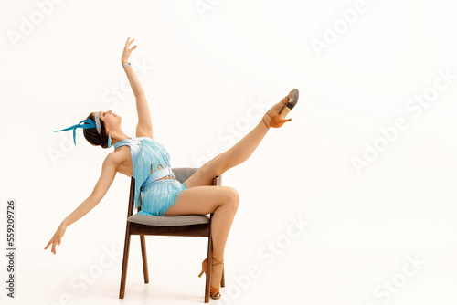 A girl dancer in Gatsby-style costumes