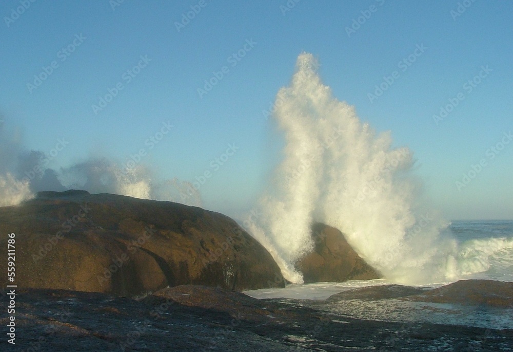 Obraz premium wave crashing over rocks