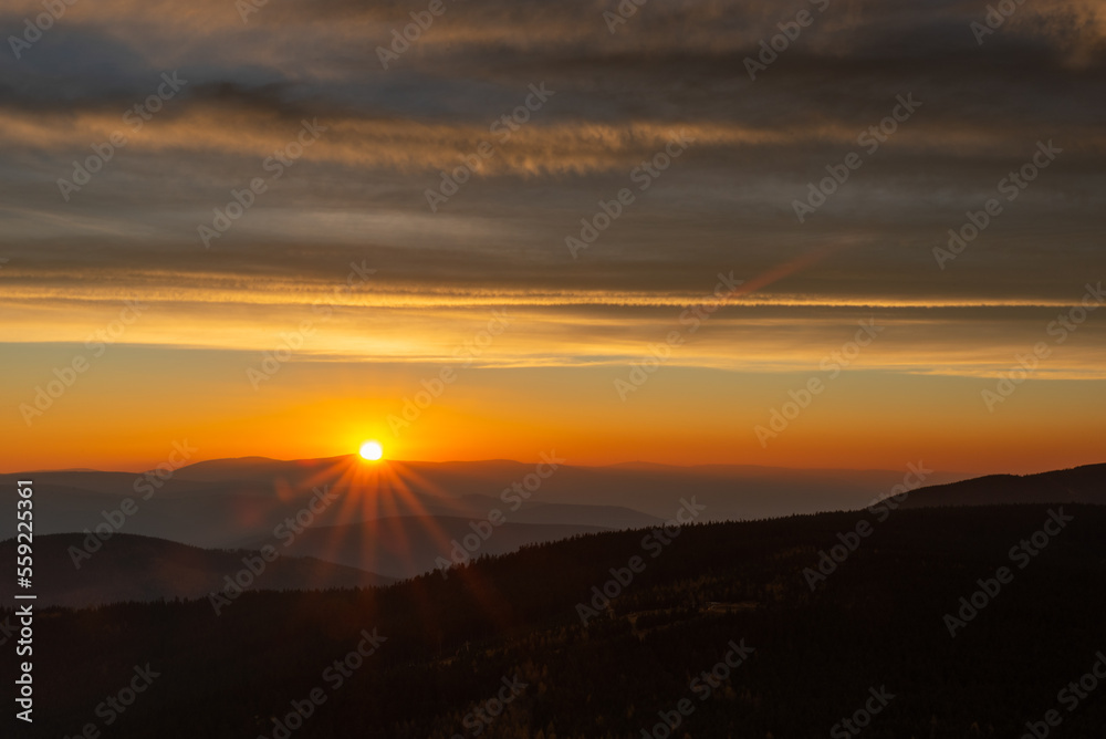 Sunrise seen from the top of Czarna Góra in Sienna / Wschód słońca widziany z szczytu Czarnej Góry w Siennej 