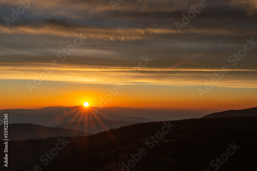 Sunrise seen from the top of Czarna Góra in Sienna / Wschód słońca widziany z szczytu Czarnej Góry w Siennej 