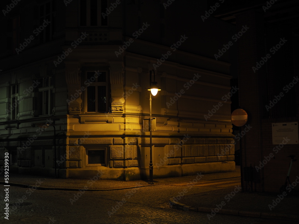 Zaułek oświetlony lampą uliczną w nocy - obrazy, fototapety, plakaty 