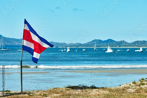 Bandera de Costa Rica en playa