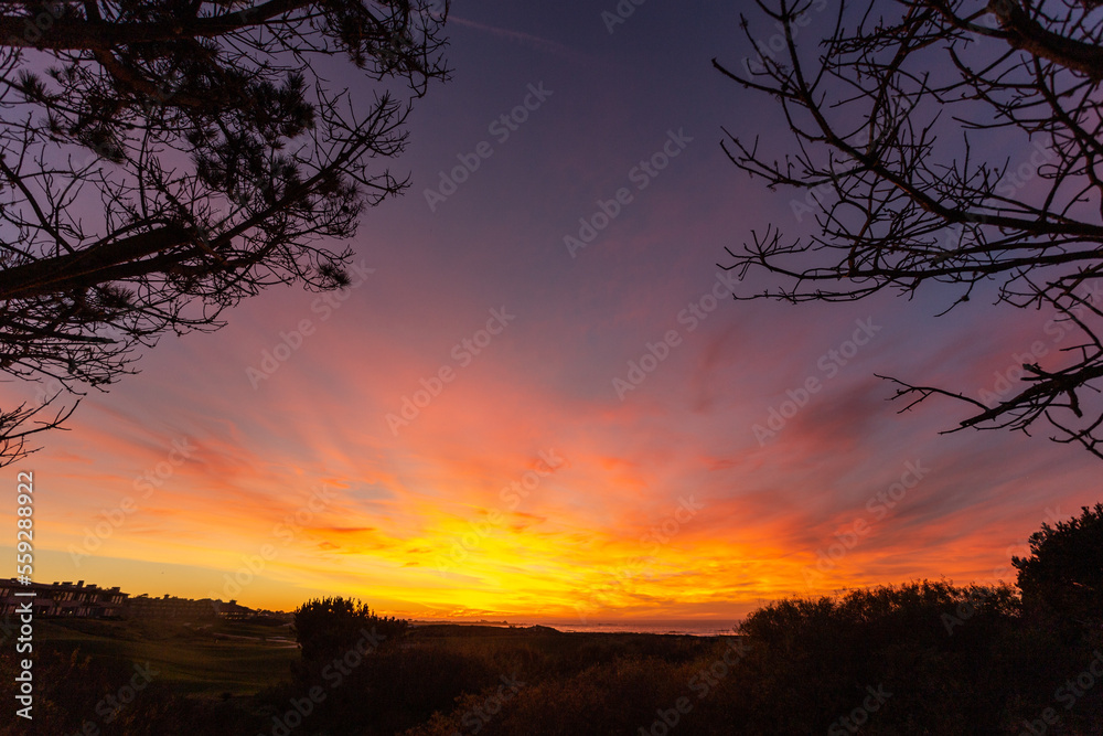 Obraz premium A beautiful sunset skies over the Pacific Ocean in California