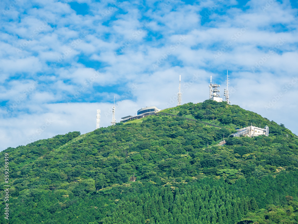 Obraz premium 皿倉山山頂と青空とうろこ雲