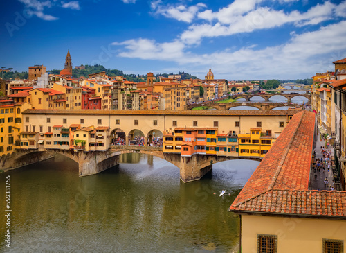 Cityscape with the famous Bridge of Ponte Vecchio on the river Arno River in Cen Fototapet