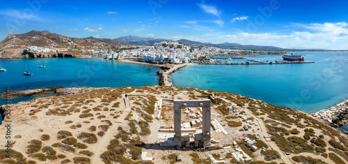 Fotografia Aerial view of the famous Portara Gate at Naxos island, Cyclades, Greece, with t