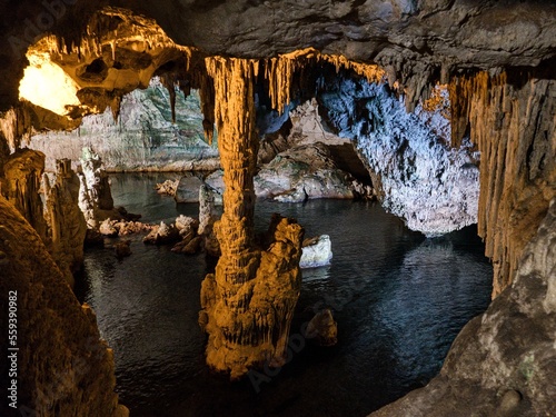 neptun cave in limestone rock of capo caccia in sardinia Fototapet