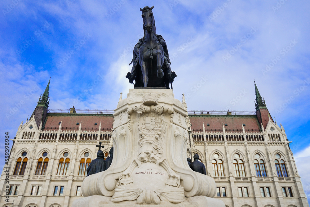 Fototapeta premium Statue besides Budapest parliament, Hungary