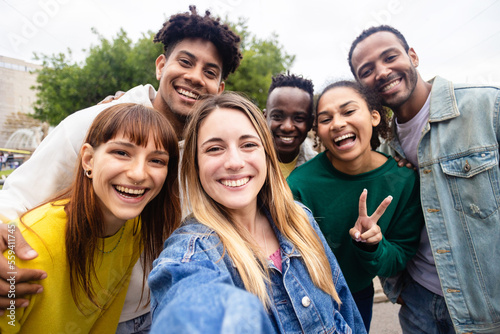 Fotografia Multiracial young group of people taking selfie portrait on travel vacation