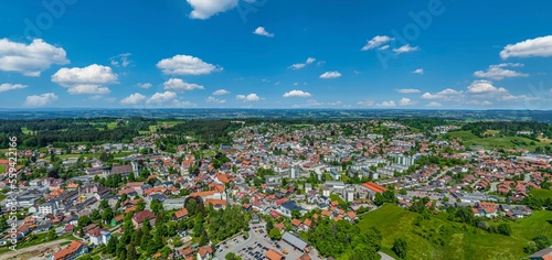 Die Stadt Lindenberg im westlichen Allgäu aus der Luft 