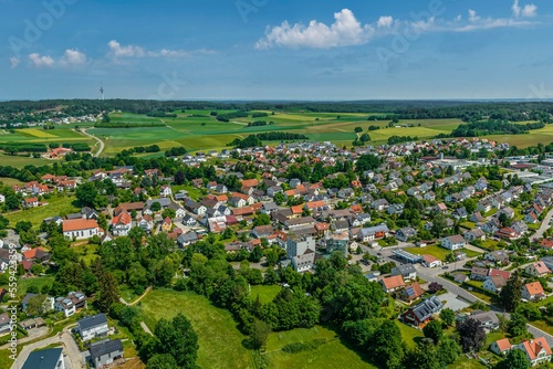 Die Gemeinde Adelsried im nördlichen Landkreis Augsburg im Luftbild