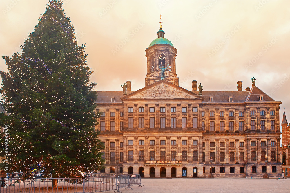 Obraz premium Amsterdam, Koninklijk Paleis (Royal Palace) at sunset , Netherlands
