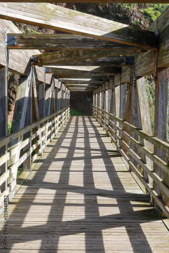 Blick auf eine Holzbrücke