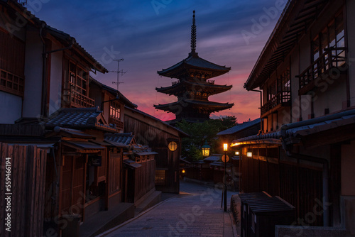 夕暮れの八坂の塔