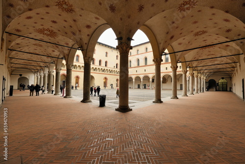 Lo stupendo cortile nel Castello Sforzesco di Milano in una inquadratura fantastica che esalta la bellezza di questo chiostro.