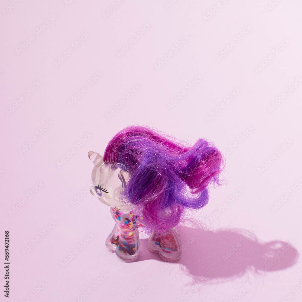 Naklejka premium a unicorn with a purple hairdo