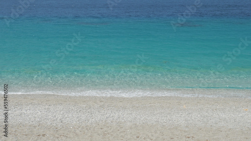Φωτογραφία Turquoise shallow water sea waves on white fine sand beach, beautiful summer exo