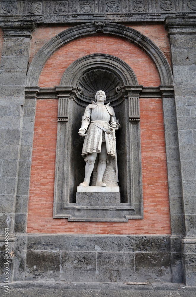 Napoli - Statua di Alfonso d'Aragona sulla facciata di Palazzo Reale