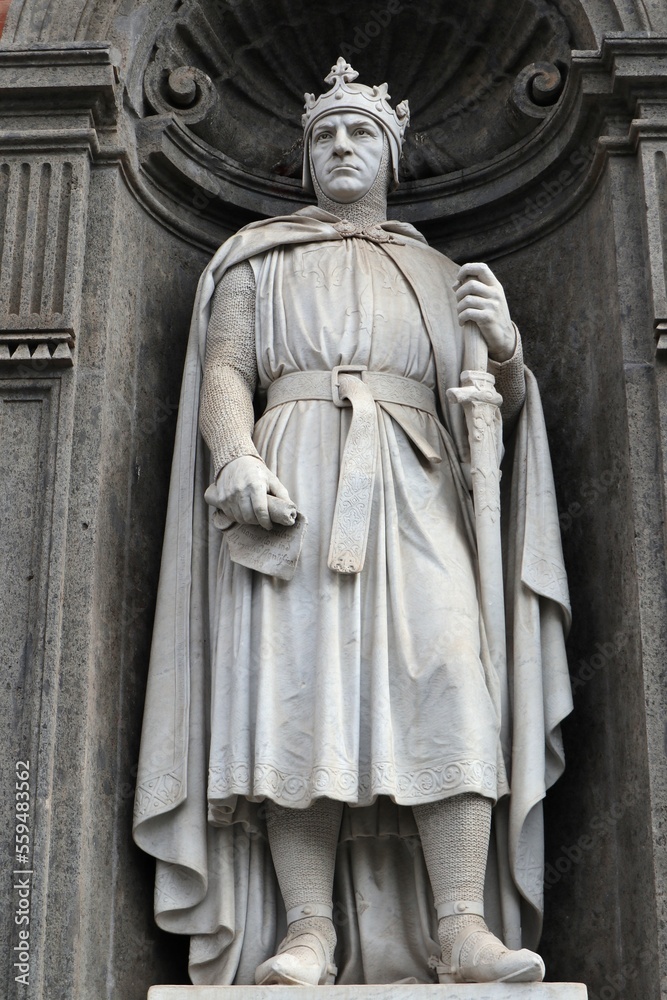 Napoli - Carlo d'Angiò sulla facciata di Palazzo Reale