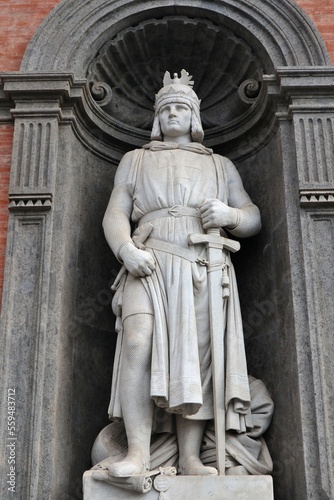 Napoli - Federico II di Svevia sulla facciata di Palazzo Reale