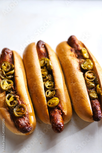 Obraz na płótnie rustic american spicy chili hotdog w salonie