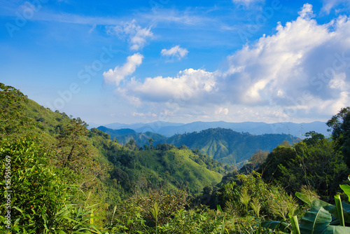 Fototapeta Naklejka Na Ścianę i Meble -  登山道から眺める山間部の風景　タイ・カムペーンペット