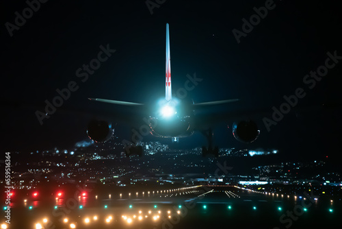 大阪伊丹空港に着陸する美しい飛行機と滑走路の夜景