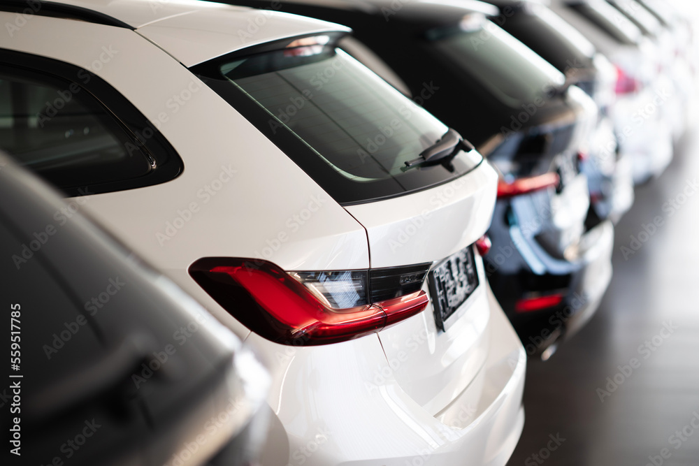 Fototapeta premium Autos in einer Reihe, Neuwagen / Gebrauchtwagen