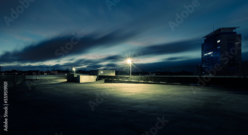 Parkhaus in der Dämmerung
