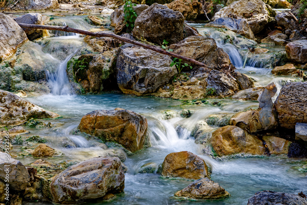 Blauer Fluss mit Felsen in der Toskana Blauer Fluss mit Felsen in der Toskana