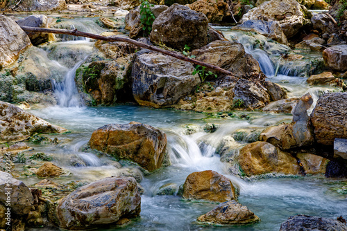 Blauer Fluss mit Felsen in der Toskana