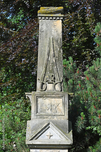 Kriegerdenkmal aus dem 19. Jahrhundert mit Säbeln und eisernem Kreuz