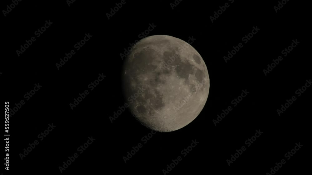 Lua cheia durante a noite em céu com algumas núvens Lua cheia durante a noite em céu com algumas núvens